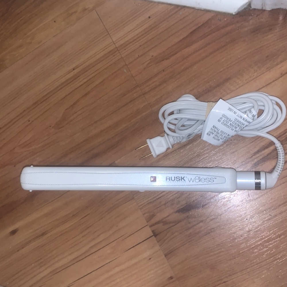 Rusk W8less 1 inch flat iron, very clean like new.